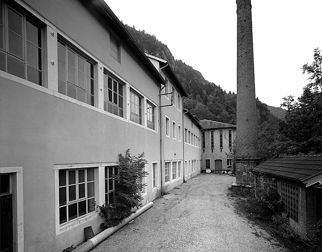 Façade postérieure des ateliers de fabrication et du séchoir à ébauchons.