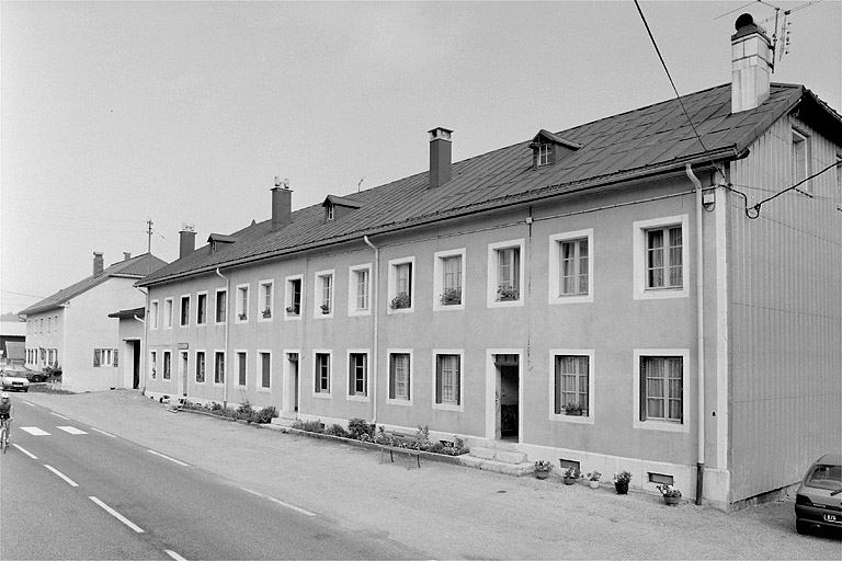 Logement d'ouvriers, vu de trois quarts droit.