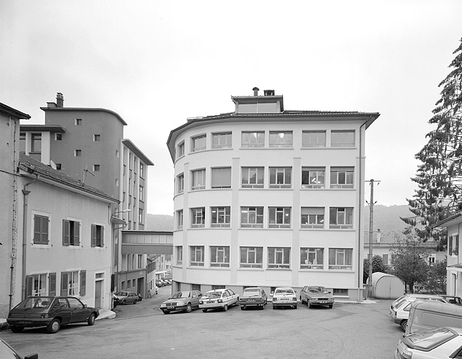 Usines depuis la Place centrale.