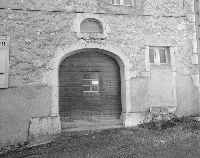 Bureau : porte dans le mur pignon nord-ouest.