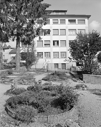Parc et façade latérale de l'usine (E).