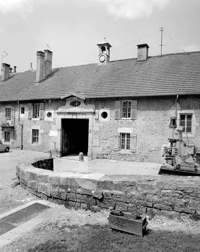 Rampe d'accès et porche d'entrée de l'usine.