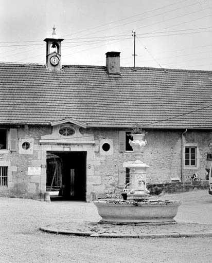 Fontaine et porche d'entrée de l'usine.