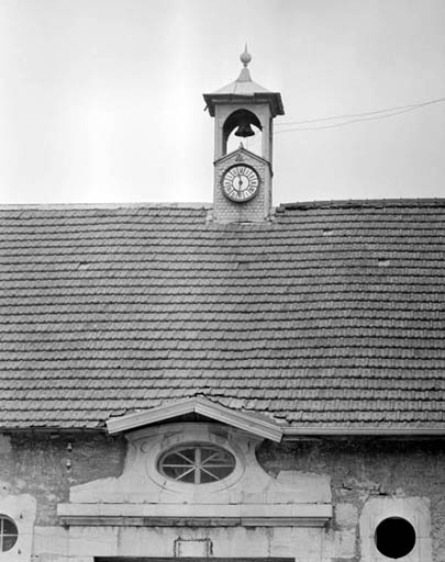 Fronton du porche et campanile.