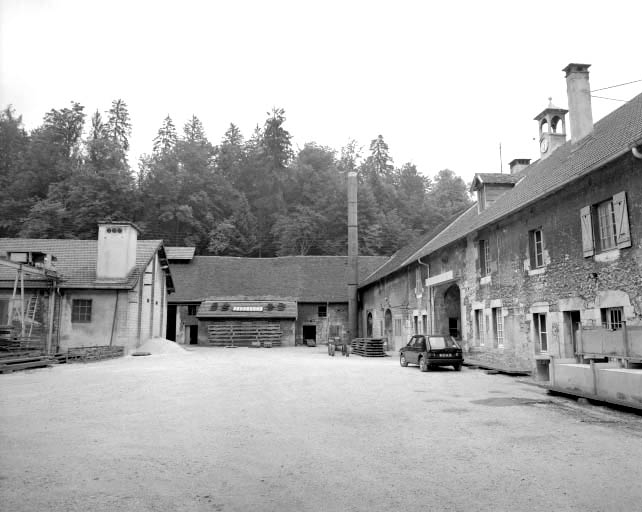 Façade sur cour de l'aile est.