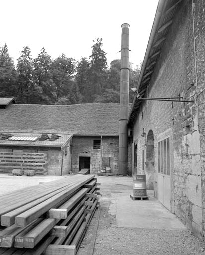 Atelier de tournage des cylindres (détruit depuis) et cheminée d'usine.