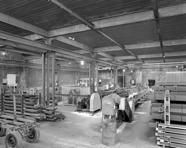 Intérieur de l'atelier d'étirage : bancs d'étirage.