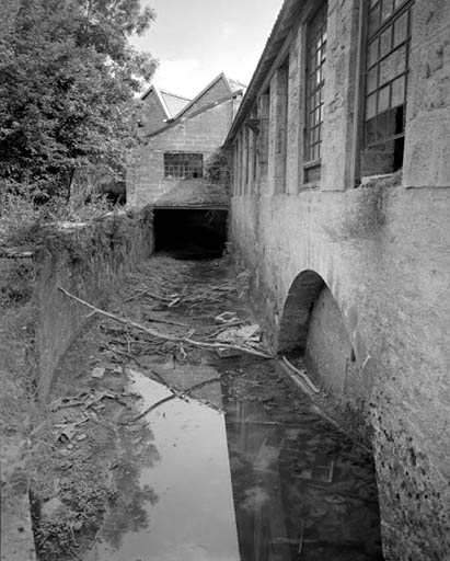 Ancien magasin d'huile et canal au long de la clouterie.