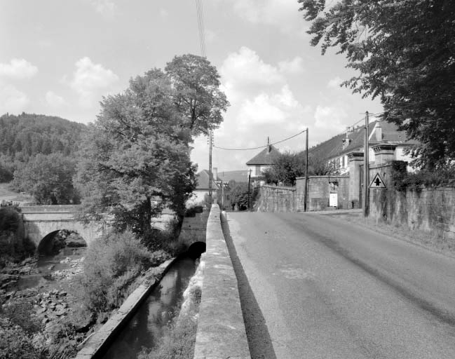 Pont et canal d'amenée, vus d'aval.