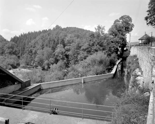 Bassin de retenue et canal d'amenée.