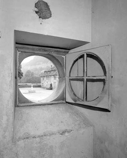 Fontaine et logement d'ouvriers depuis un oculus de la conciergerie.