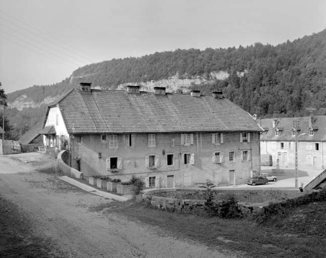 Logement d'ouvriers et ancienne poste, depuis la route.