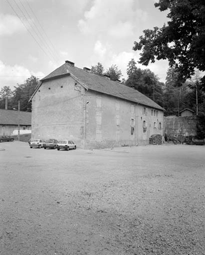 Logement d'ouvriers et ancienne poste depuis la cour.