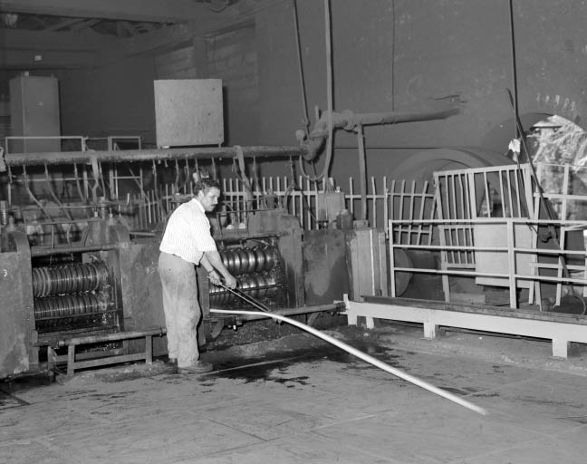 Laminoir : réception de la barre d'acier en cage de dégrossis.