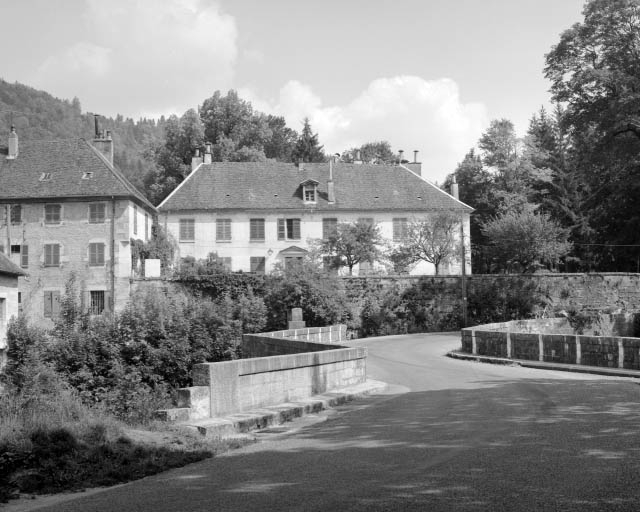 Façade antérieure depuis le pont.