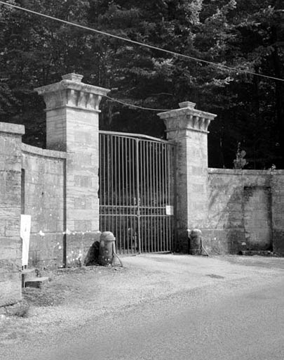 Vue du portail d'entrée, de trois quarts gauche.