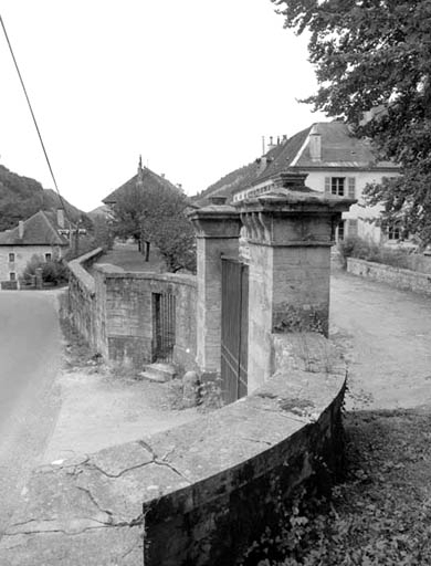 Vue du portail d'entrée et du mur d'enceinte depuis l'intérieur de la propriété.