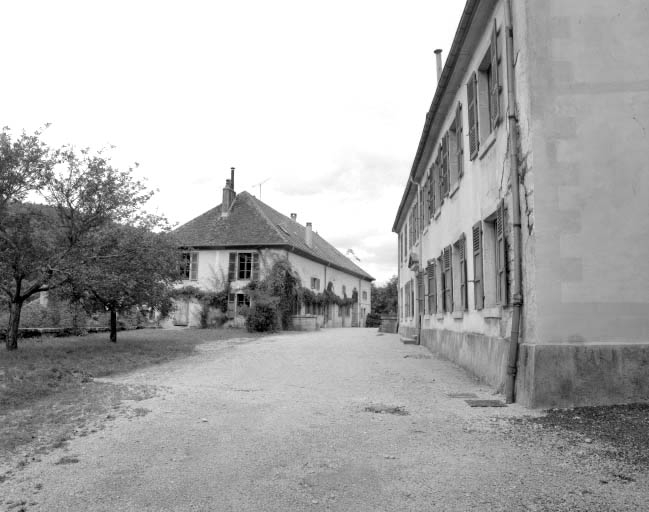 Façade antérieure de l'habitation et des communs depuis l'entrée de la cour.