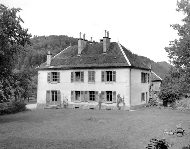 Façade latérale droite de l'habitation, vue rapprochée.