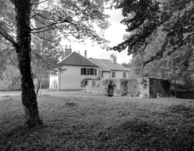 Façade postérieure de l'habitation depuis le parc.