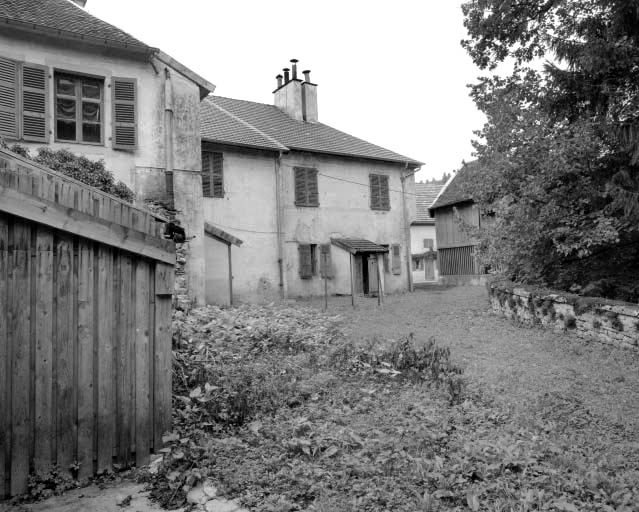 Partie droite de la façade postérieure de l'habitation, vue de trois quarts gauche.