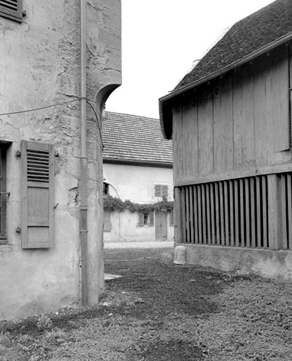 Façade postérieure de l'habitation : détail de l'angle droite, en face du bûcher.