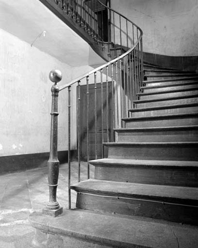 Intérieur de l'habitation : détail du départ de l'escalier principal.