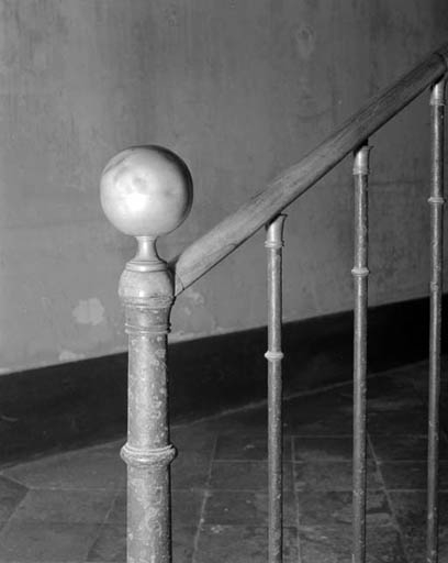 Intérieur de l'habitation : détail du départ de la rampe d'appui de l'escalier principal.