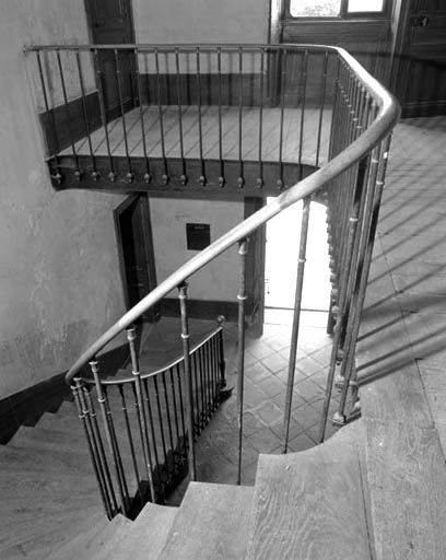 Intérieur de l'habitation : vue d'ensemble de l'escalier principal.