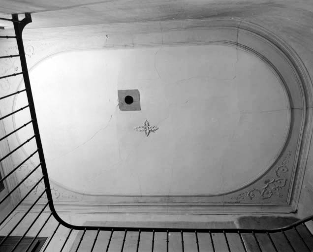 Intérieur de l'habitation : vue du plafond de la cage d'escalier principale.