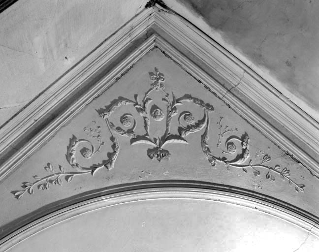 Intérieur de l'habitation : détail du décor du plafond de la cage d'escalier principale.