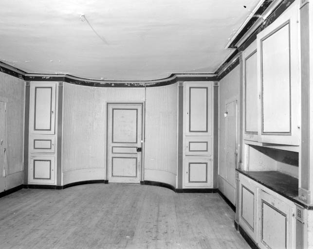 Intérieur de l'habitation : salle à manger, mur est.