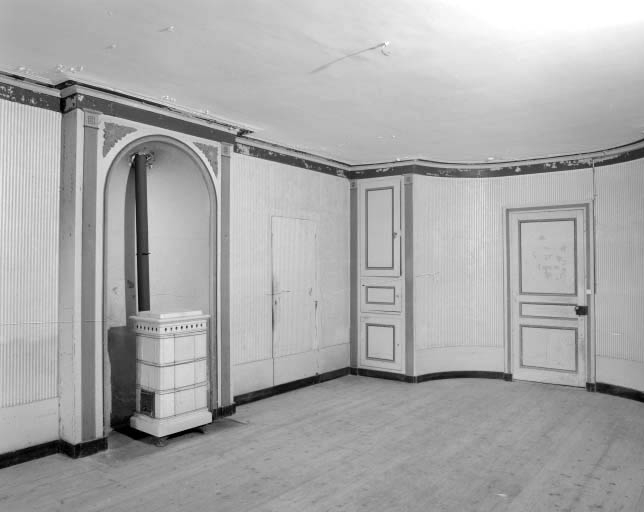 Intérieur de l'habitation : salle à manger, mur nord.