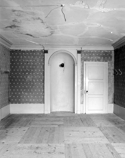 Intérieur de l'habitation : pièce en rez de chaussée, à droite de l'escalier principal, vue de la niche.