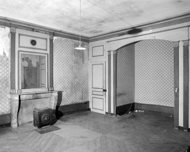 Intérieur de l'habitation : chambre du premier étage au dessus de la salle à manger, vue d'ensemble.