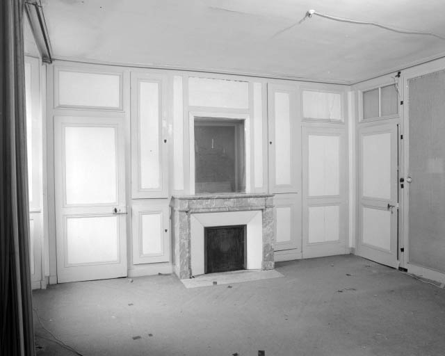 Intérieur de l'habitation : chambre du premier étage donnant au sud, détail de la cheminée.