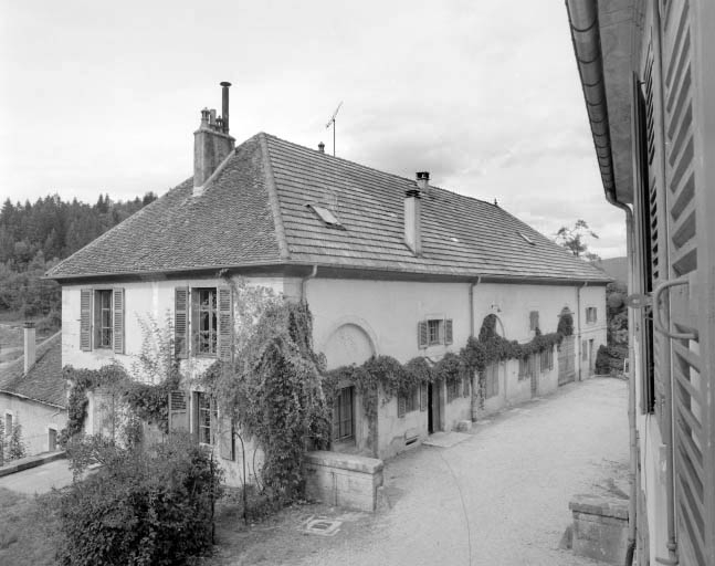 Vue d'ensemble du bâtiment des communs depuis le premier étage de l'habitation.