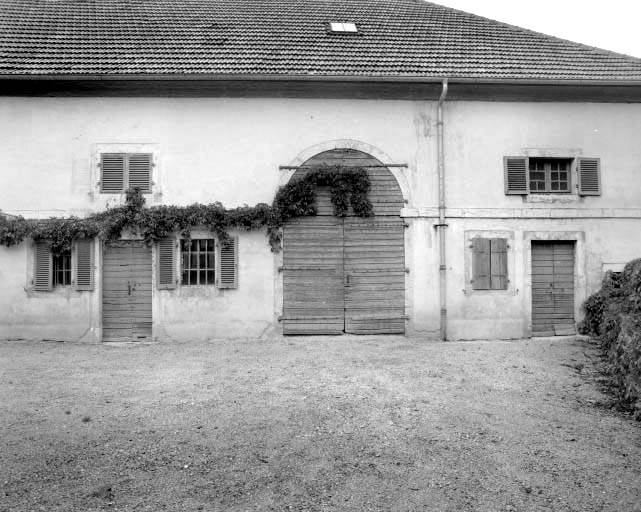 Bâtiment des communs : détail d'une partie de la façade antérieure.