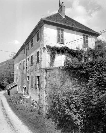 Bâtiment des communs : façade postérieure de trois quarts droit.