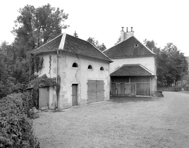 Remise pigeonnier et bûcher de trois quarts gauche depuis le fond de la cour des communs.