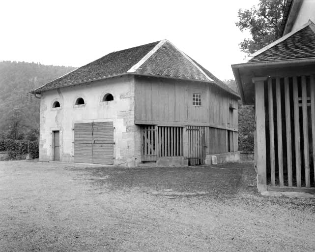 Vue d'ensemble de trois quarts droit du bâtiment regroupant remise, pigeonnier et bûcher.