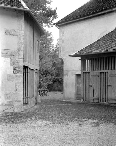 Vue de la cour de service depuis la cour des communs.