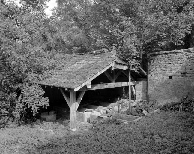 Vue d'ensemble du lavoir de trois quarts gauche.