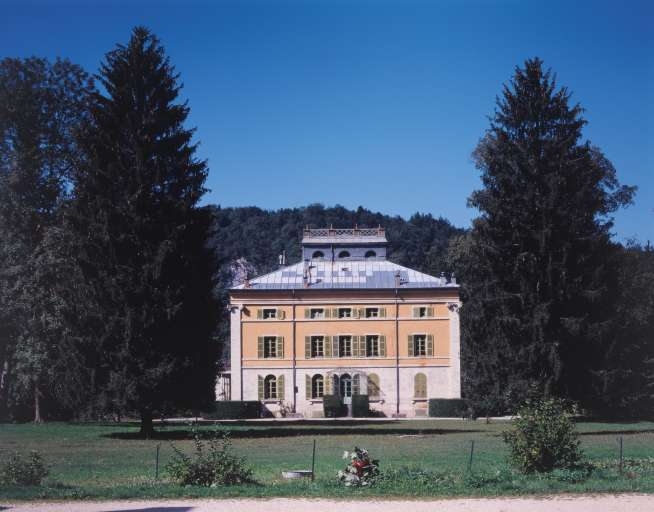 Vue de la façade est depuis le parc.