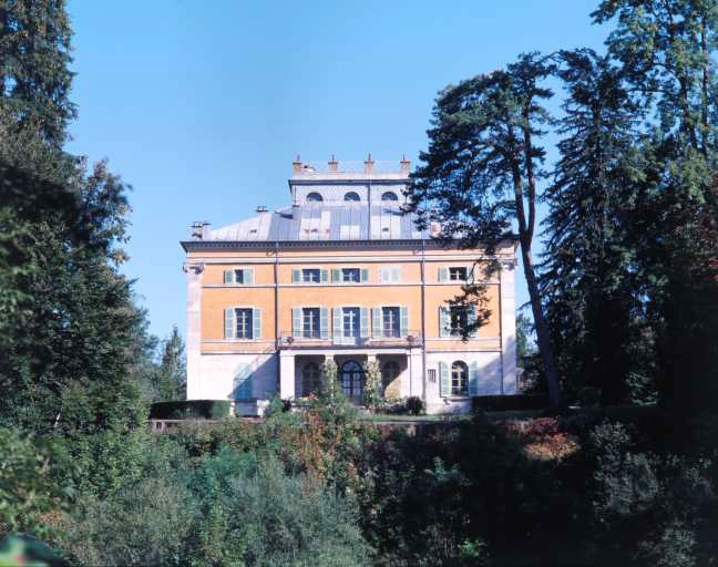 Vue de la façade sud depuis le parc, de face.