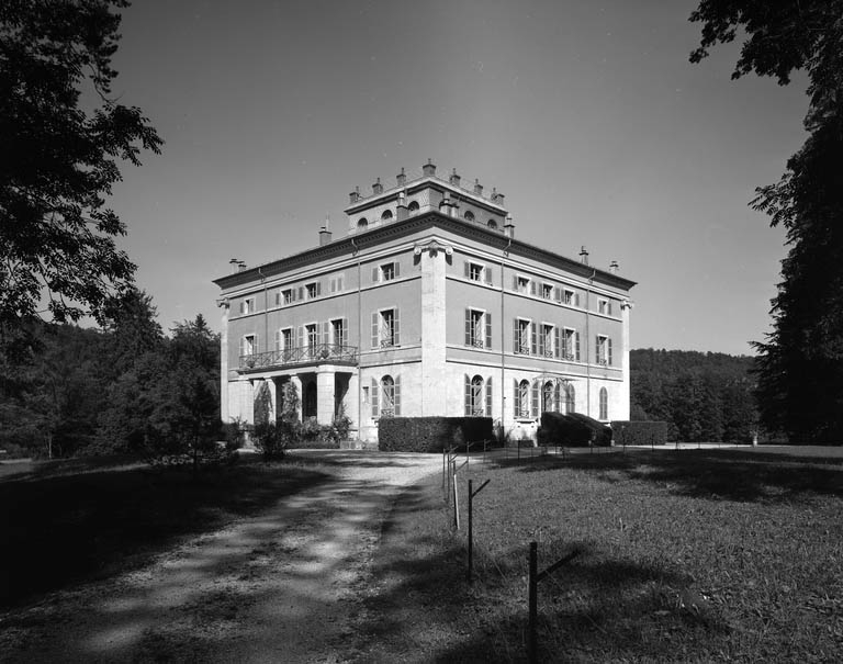 Vue éloignée des façades sud et est depuis l'allée sud-est du parc.