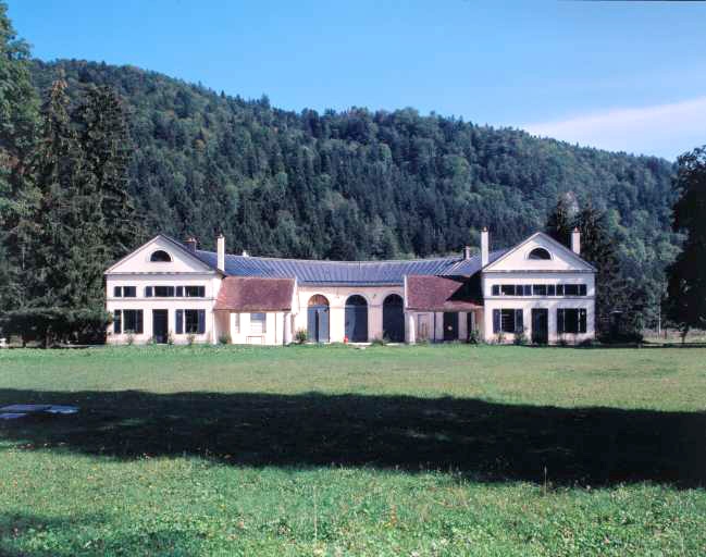 Vue d'ensemble de la ferme, de face.