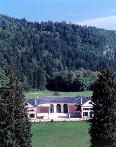 Vue rapprochée de la ferme depuis le toit de la demeure.