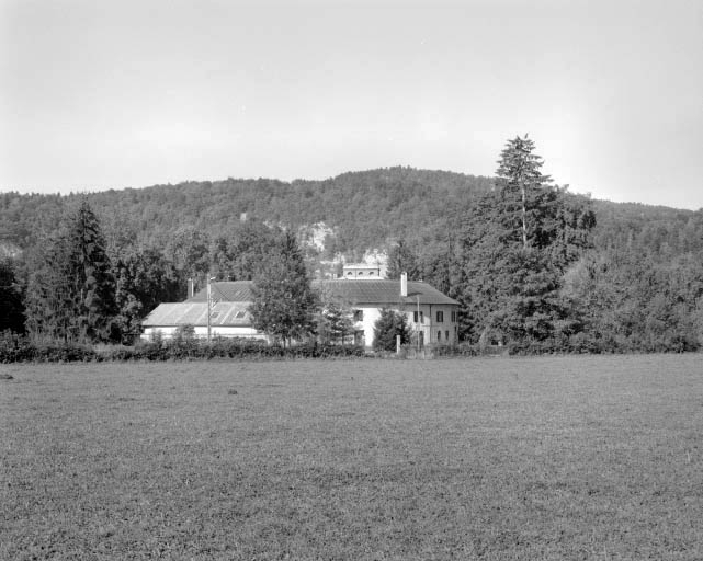 Vue éloignée de la façade postérieure de la ferme.