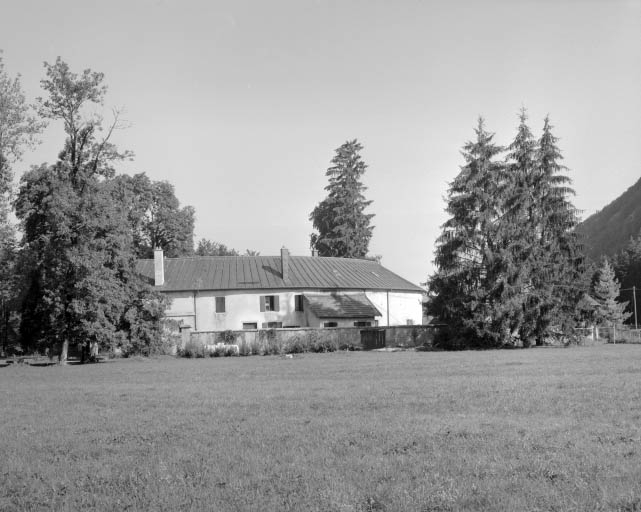 Vue rapprochée de la façade postérieure de la ferme.